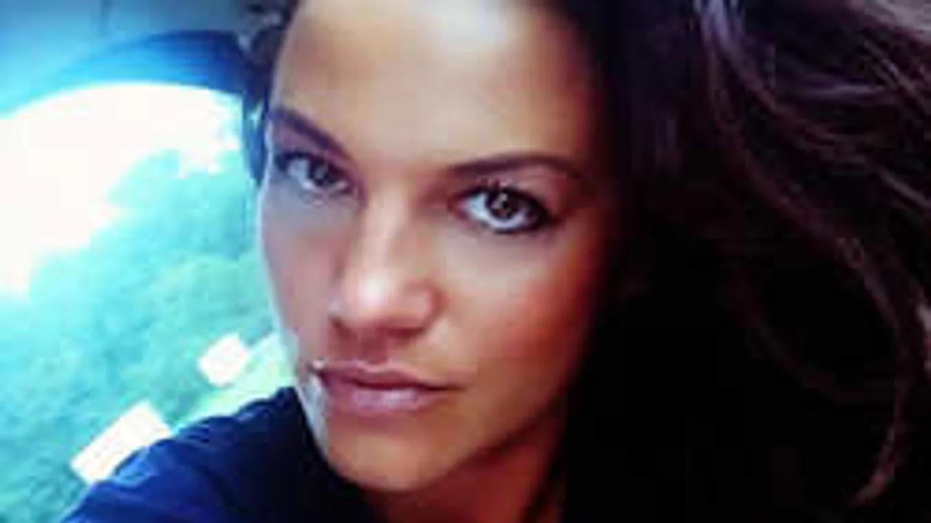 Itt az első babafotó, megmutatta kisfiát a magyar énekesnő