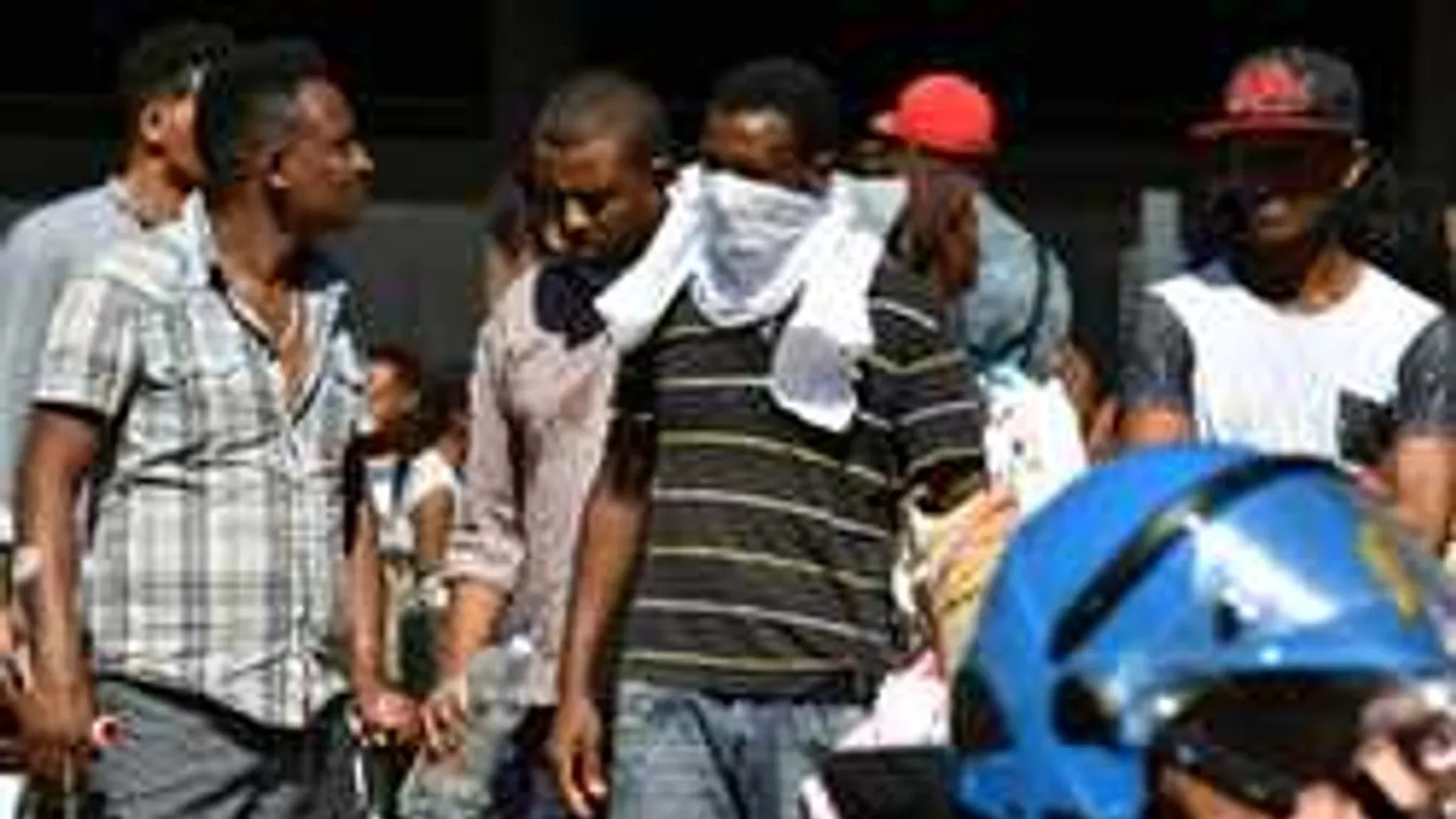 Migránsok ezrei ostromolják a határt, ez az új útvonal