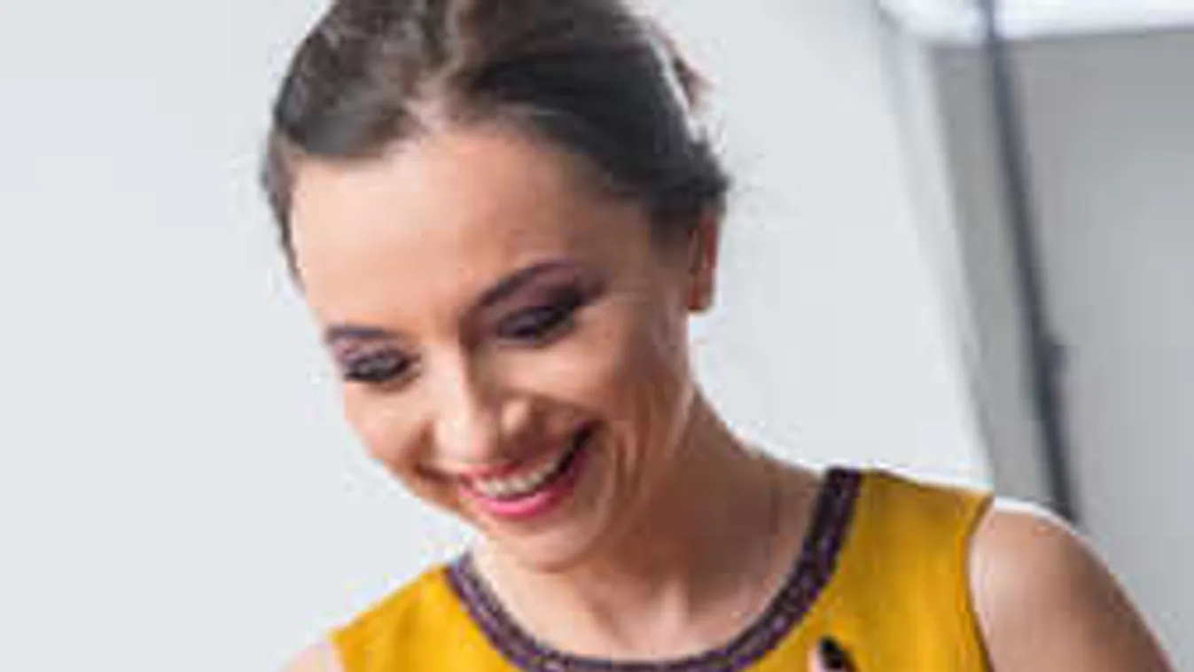 A tévében dobta le melltartóját Zséda