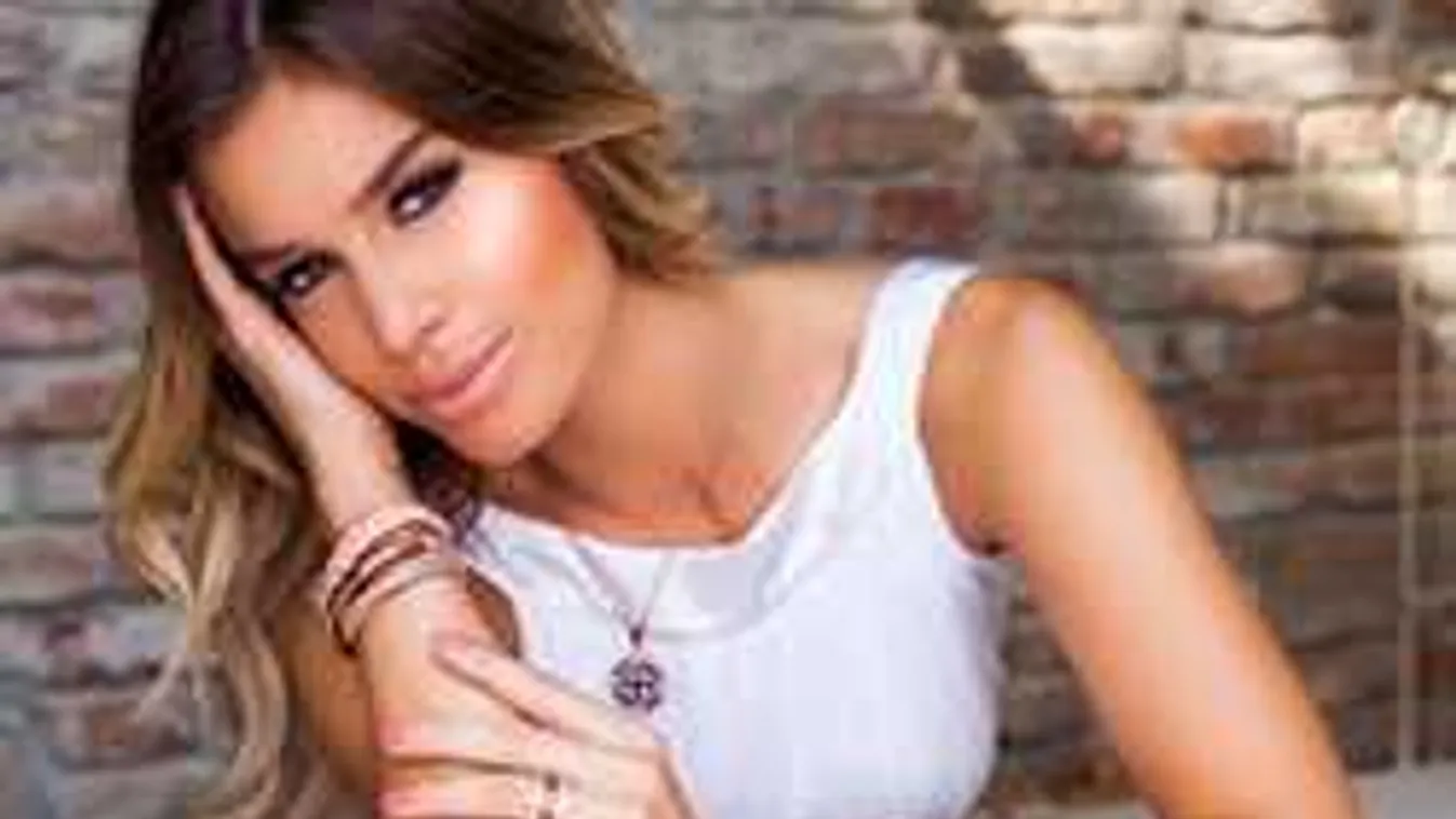 Nem hiszed el, kivel fotózták le kézen fogva Dukai Reginát Budapesten