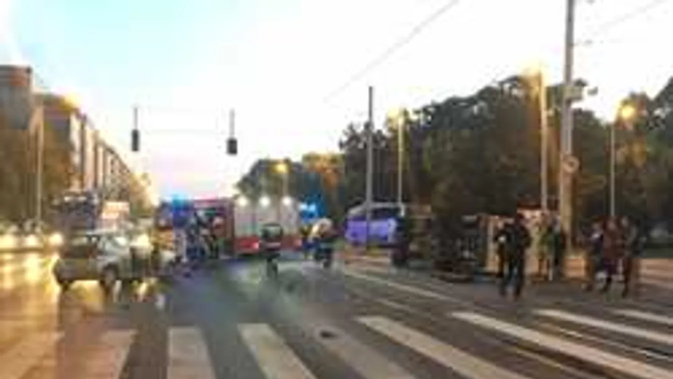 Nagy a baj, áll a forgalom: busz borult a villamossínekre