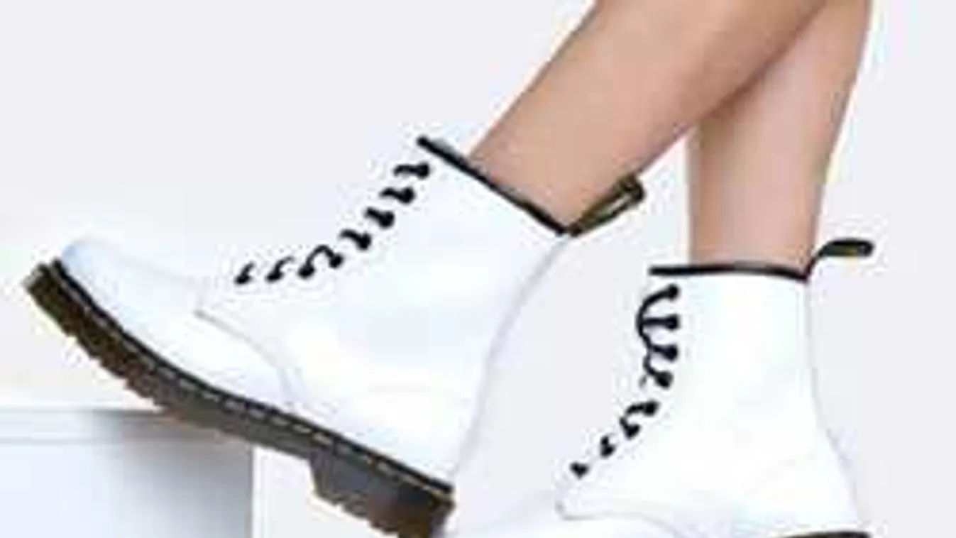 A kis fekete csizmának lőttek! Ez a meglepő cipő lesz ősszel a divat