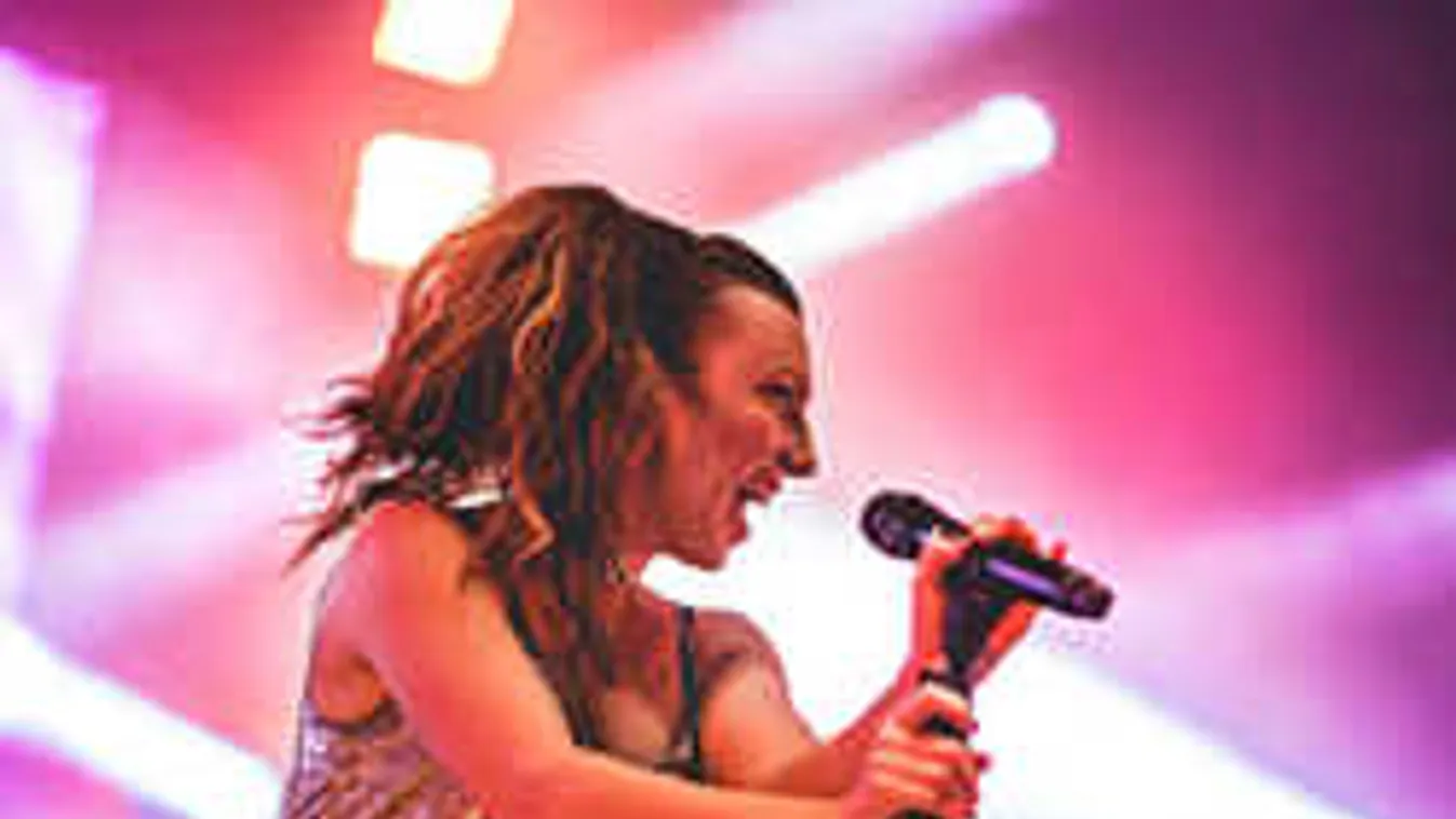 Most érkezett: így még sosem láttad a gyönyörű magyar énekesnőt!