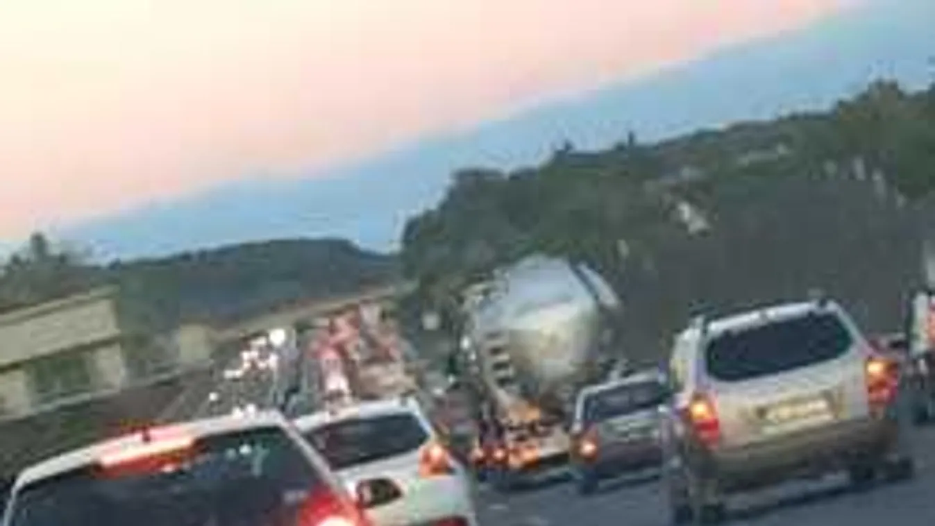 Hatalmas a dugó: baleset miatt állt be az autópálya és Pest