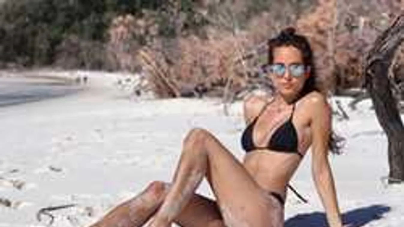 Döbbenet, levetkőzött a formás mellű doktornő