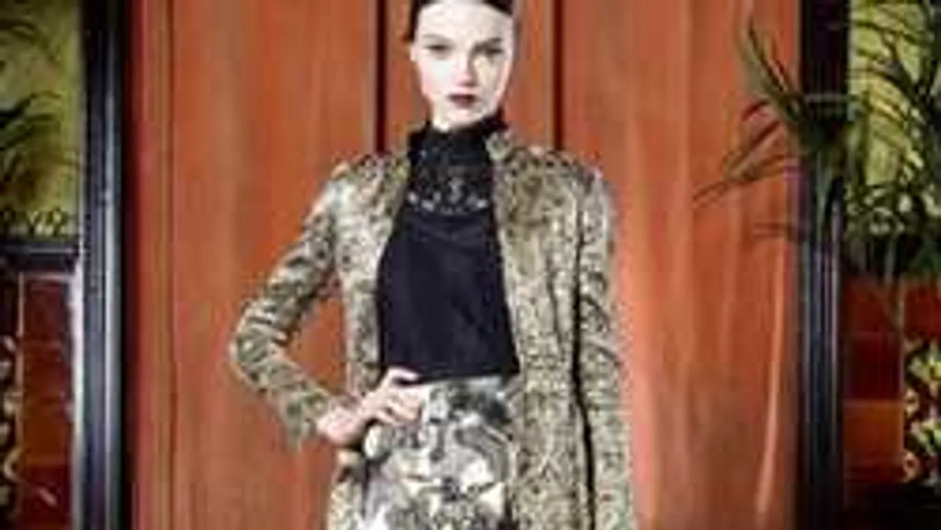 Földig érő köpeny és farmer, ez az ősz divatja