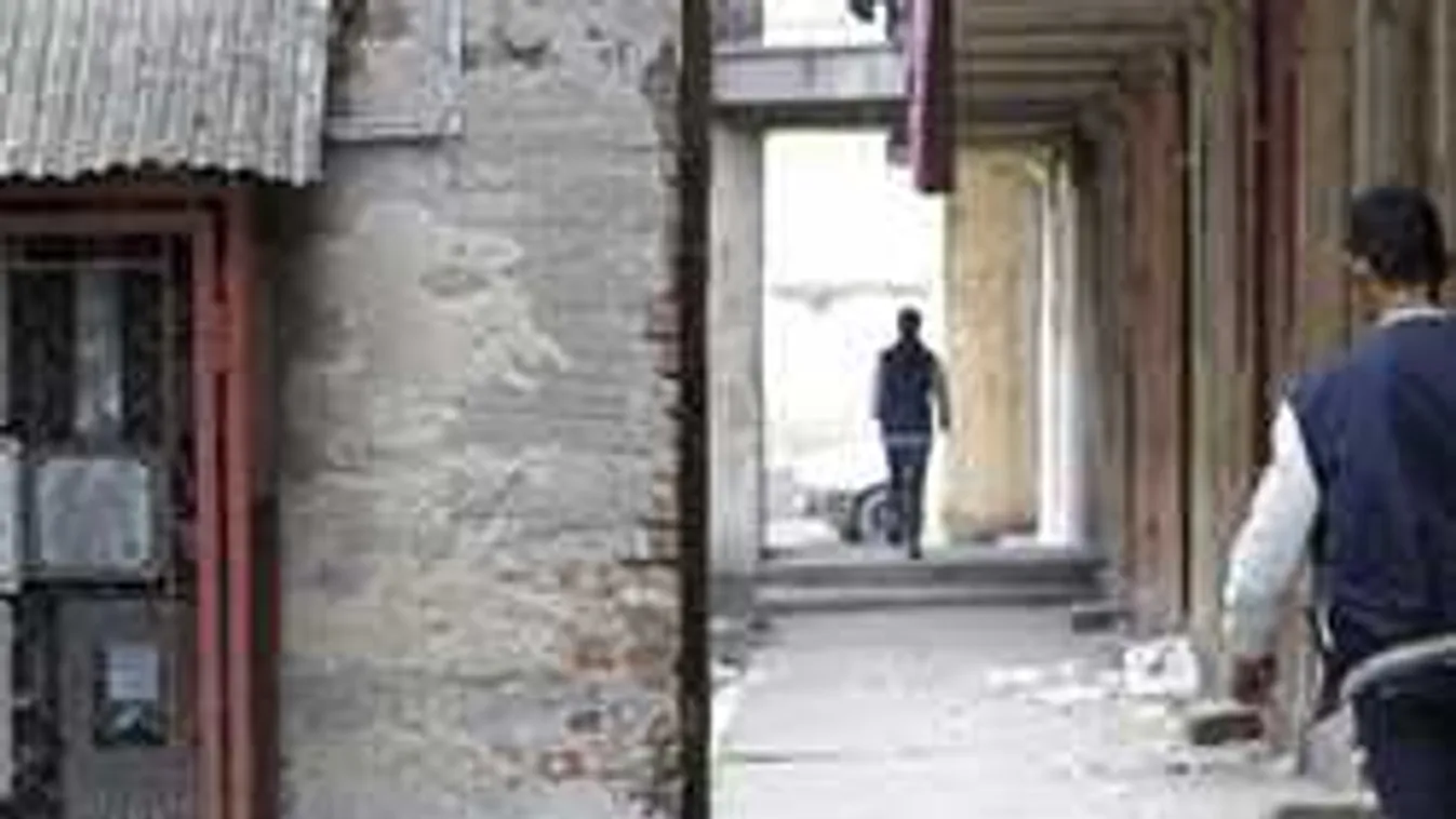 Belövik, elszívják, egész nap fetrengenek - a Hős utcában jártunk!