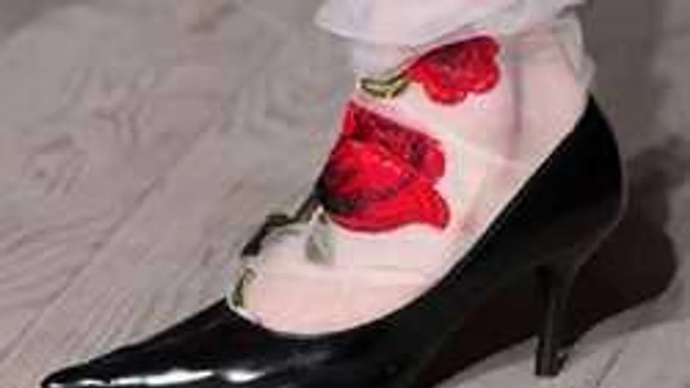 Tovább fokozódik a borzalom a női lábak körül: Zoknimerénylet!