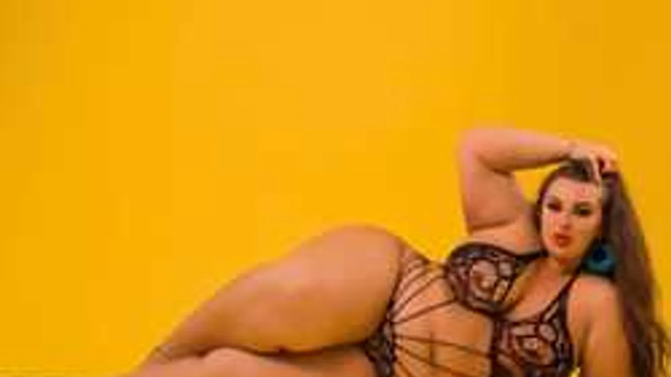 Húsos idomaival bevadítja a férfiakat a brutál szexi ducimodell