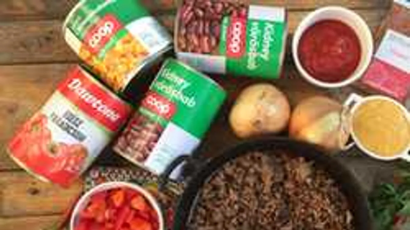 4 doboz konzerv, hozzá egy kis hús: Csúcskaja 6 főre, 2500 forintból