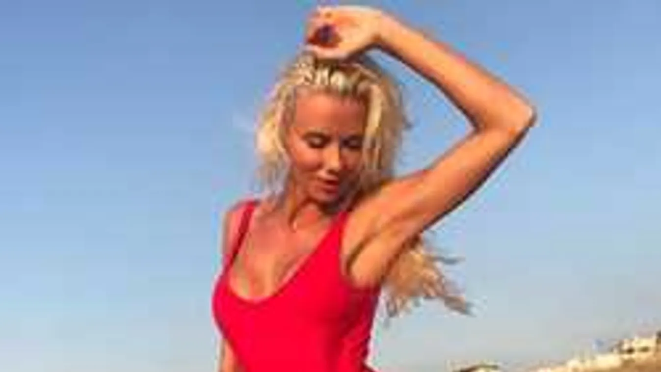 Meztelenül teniszezik a gigamellű szőke bombázó