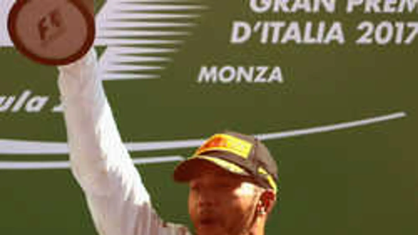 Hamilton a Ferrari szurkolói előtt okozott fájdalmat Vettelnek