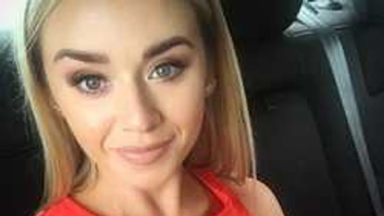 Széttárt lábakkal, teljesen pucér testtel hódít a férfiak álma