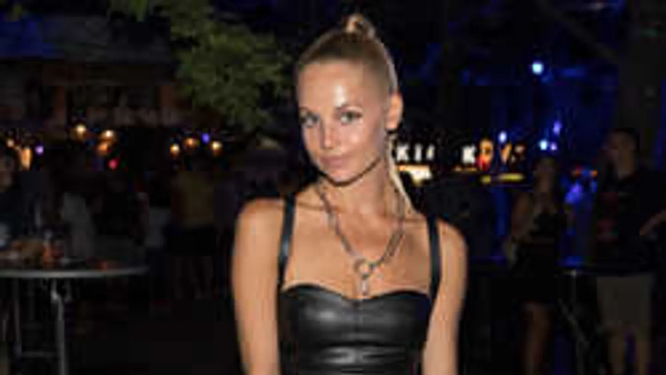 Ledobta a felsőt Iszak Eszti, végre megmutatta formás melleit