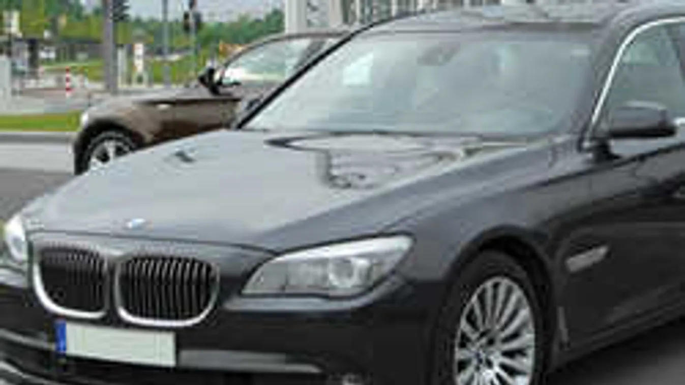 Itt a nap képe: letarolta a villamos a BMW-t