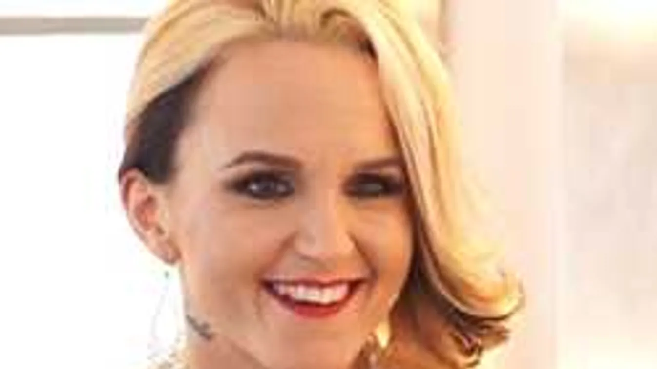 Anyaszült meztelenül készül fellépéseire a Sztárban Sztár énekesnője