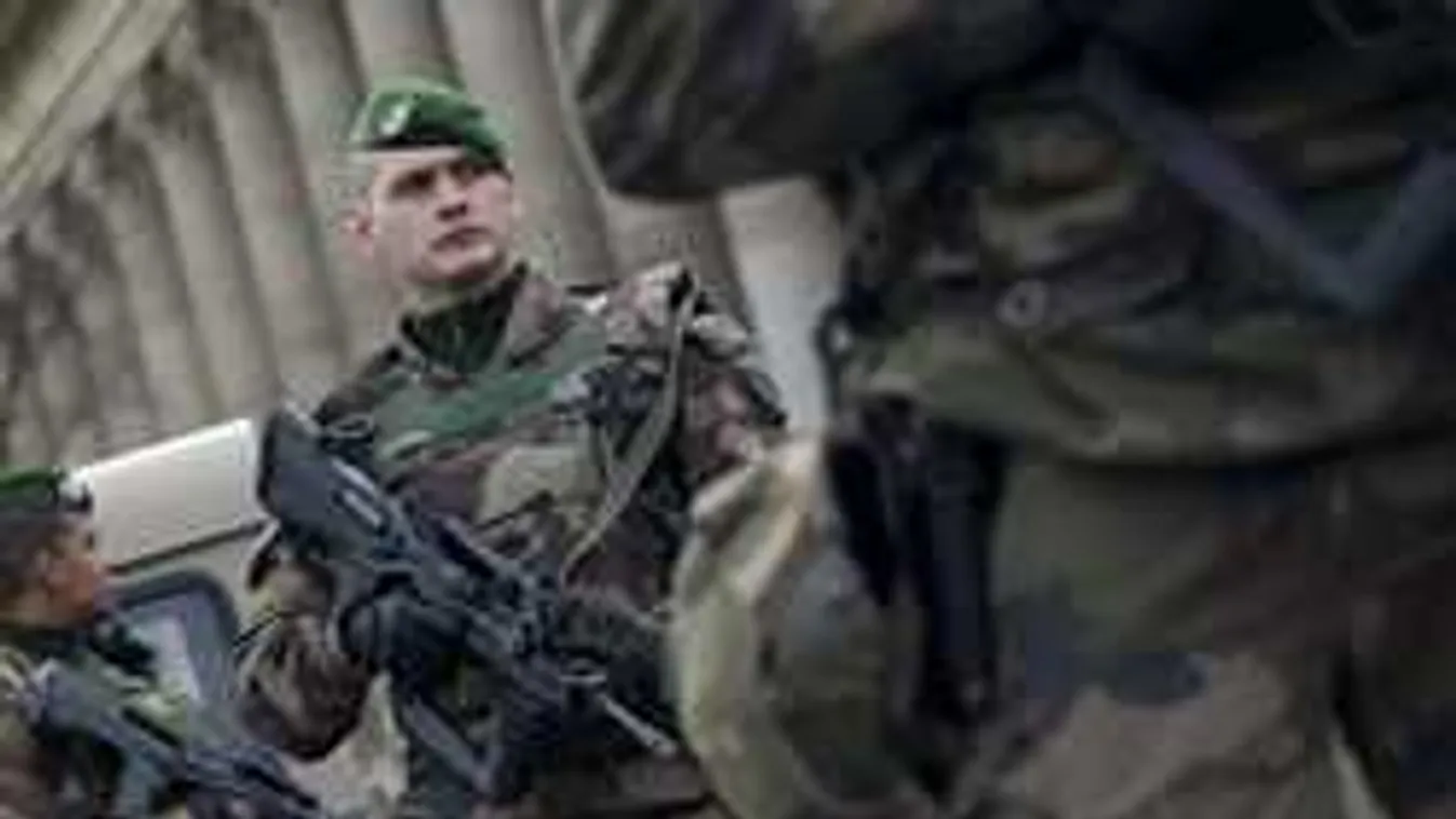 Allahu akbart kiáltva támadt a katonára a késelő