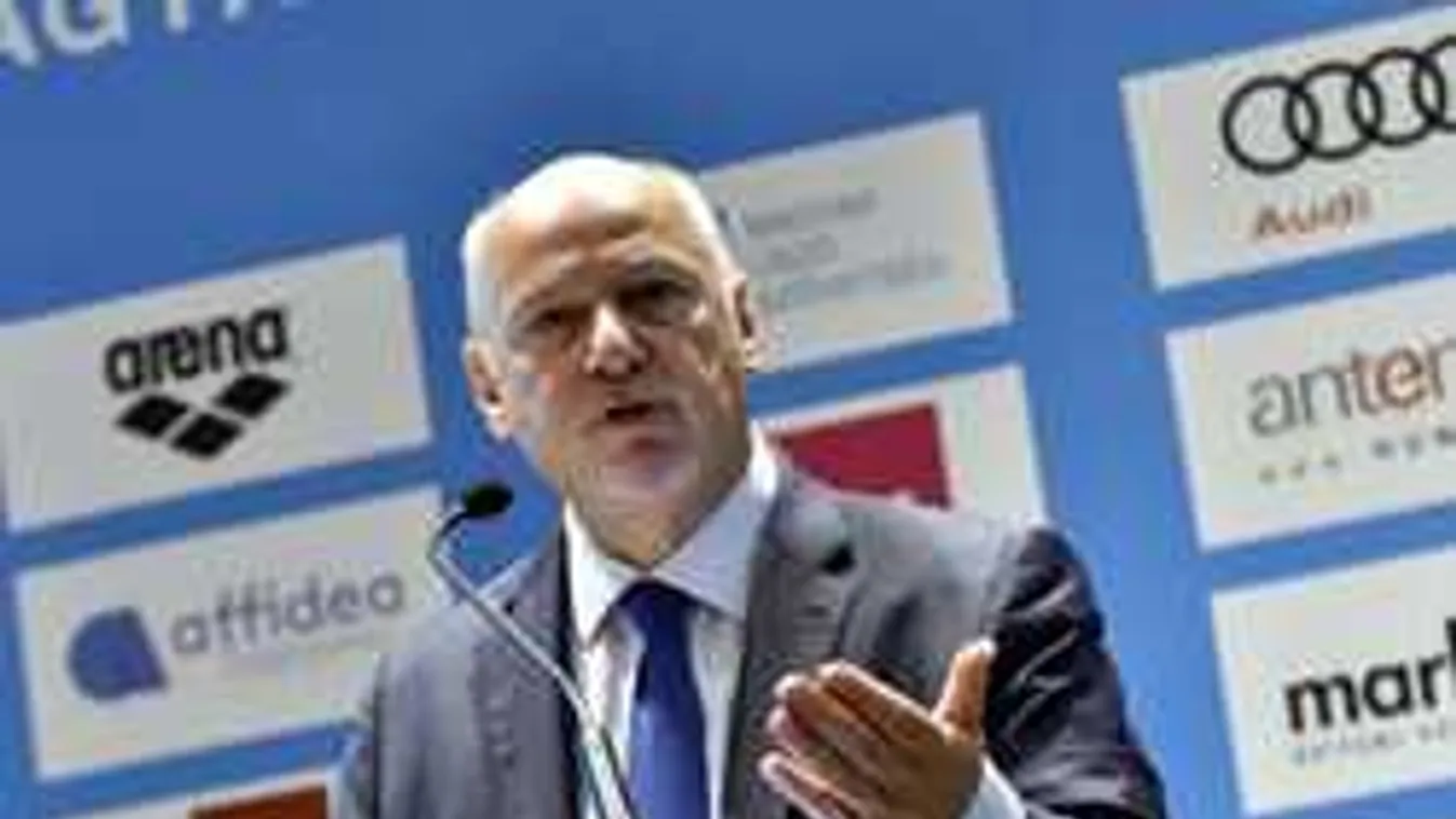 Folytatódik az úszóháború, itt az újabb balhé