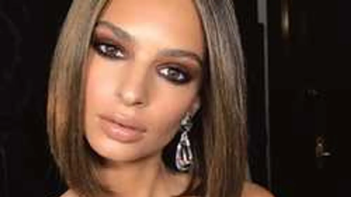 Ettől beájulsz: átlátszó bugyiban terpeszt a dögös modell