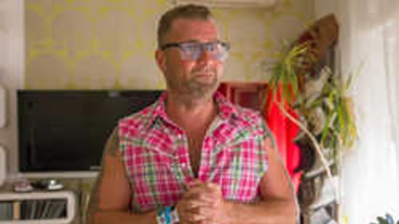 Botrány, kokainozást népszerűsít új pólóival a magyar sztár