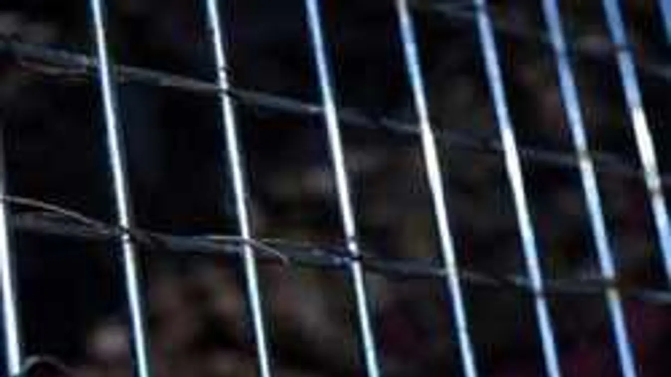 Rácsos fogdákat építenek egy föld alatti parkolóban!