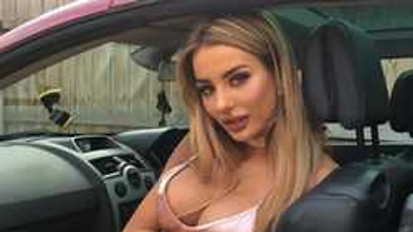 Fényképezőgéppel a lábai között terpeszt a meztelen modell