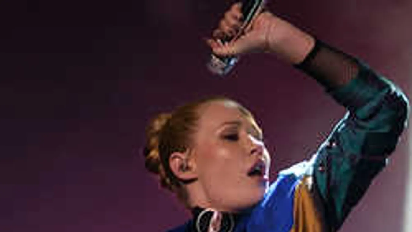 Forró pillanatok, meztelenül pózol a dögös énekesnő