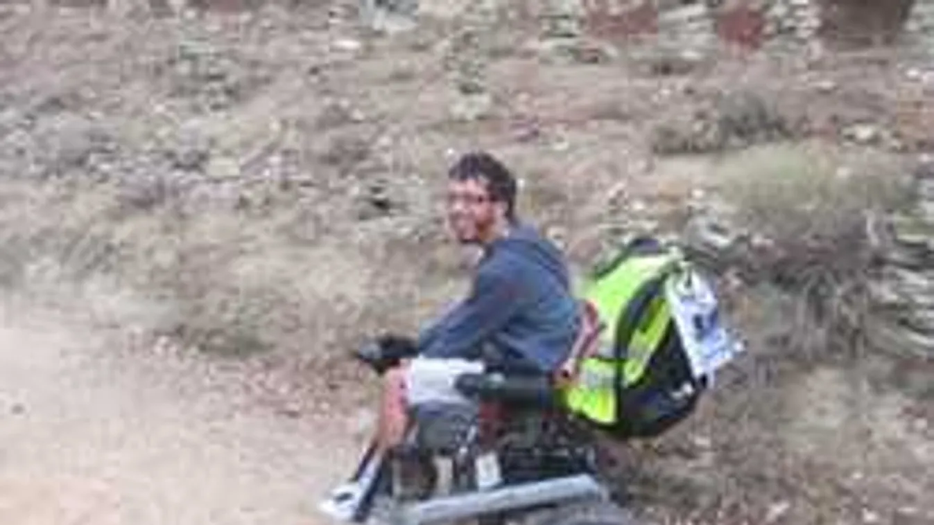 Hiába ül kerekesszékben, megállíthatatlan a magyar srác