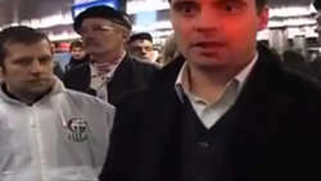 Rárontottak a Ripostra a Jobbik emberei. Vona a testőrét küldte!