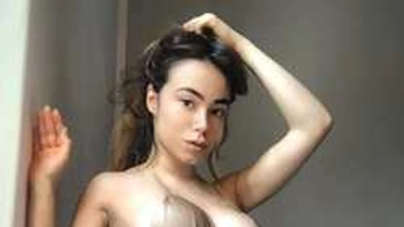 Szédítően formás melleit izgató pózokban mutatja meg a sportos modell