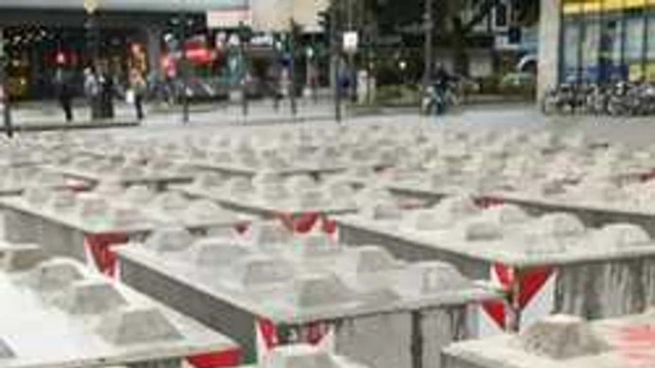 A karácsonyi vásárra szánt betonakadályokat már legyártották...