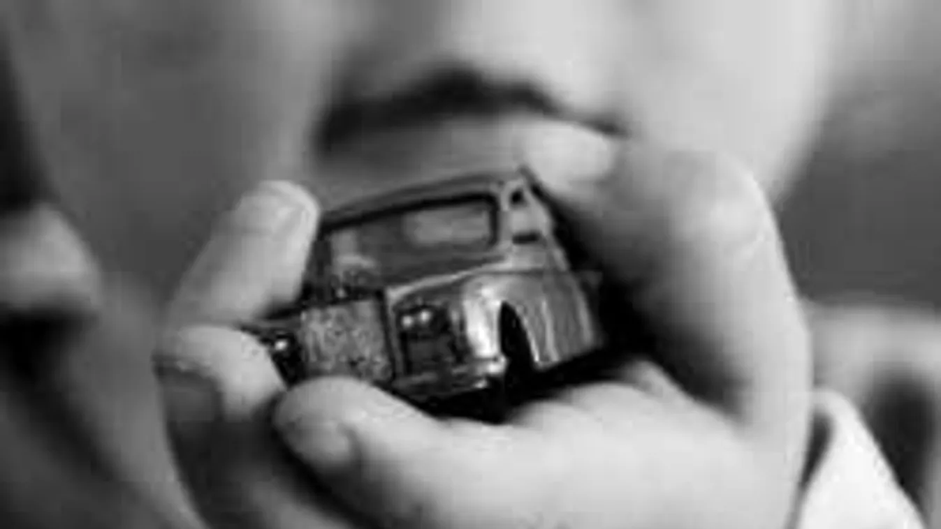 Holtan találták a kisgyereket a panelban, édesanyja látta haláltusáját