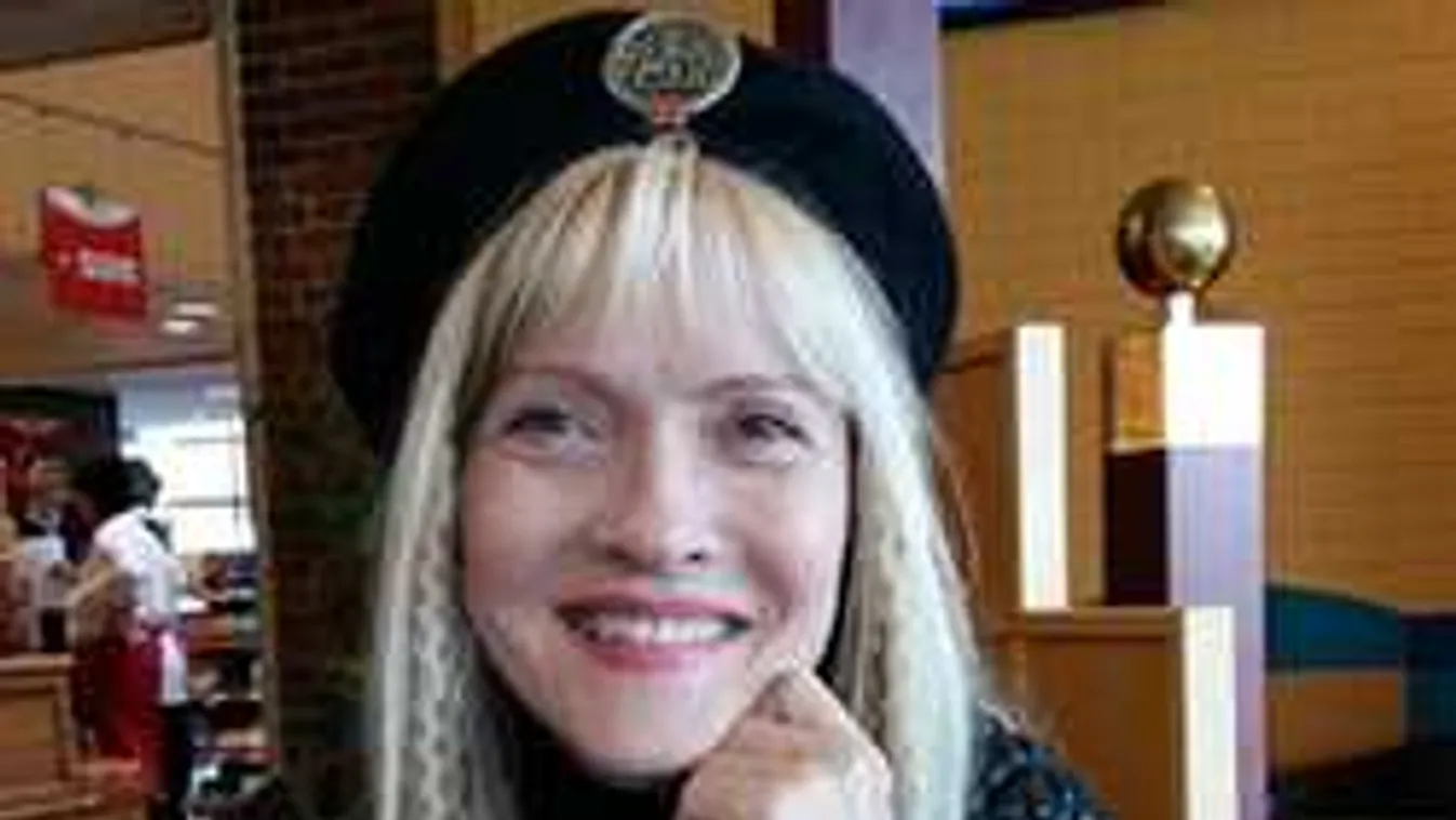 Barátja miatt két napra megvakult a magyar énekesnő