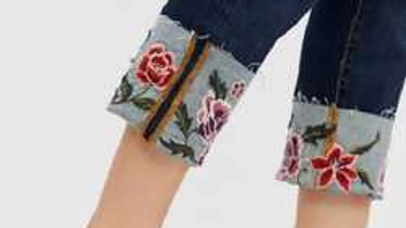 Hoppá, micsoda ötlet! Ezért hajtják fel a farmer szárát a csinos nők