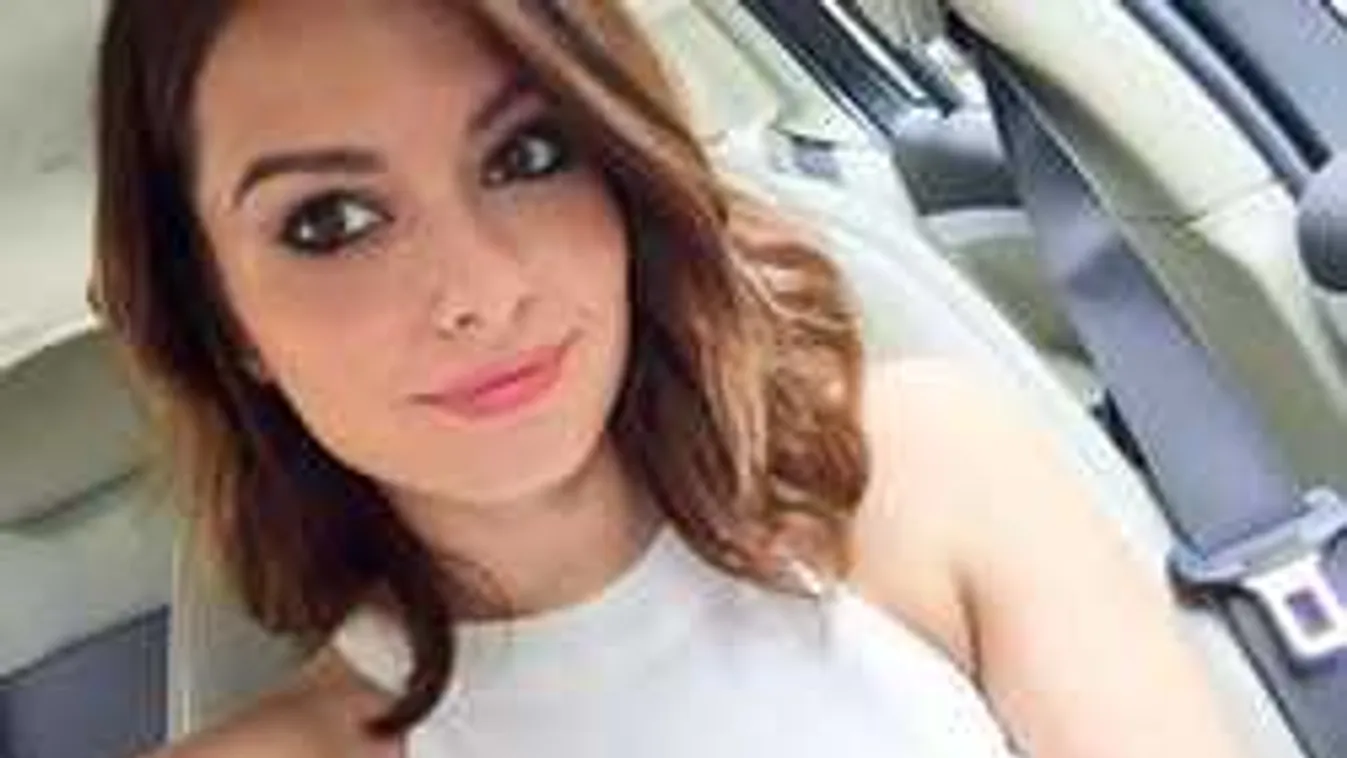 Pucér combokkal, falatnyi bikiniben kíván jó reggelt Lola