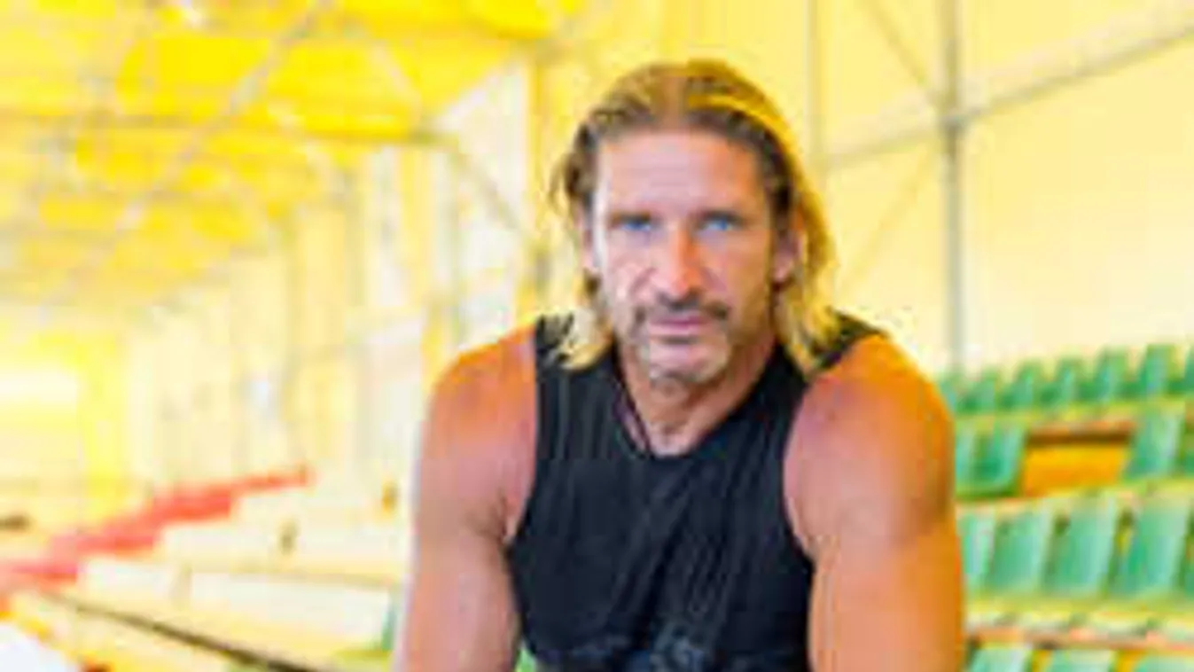 Nem hiszed el, ki öleli a félmeztelen Pintér Tibort