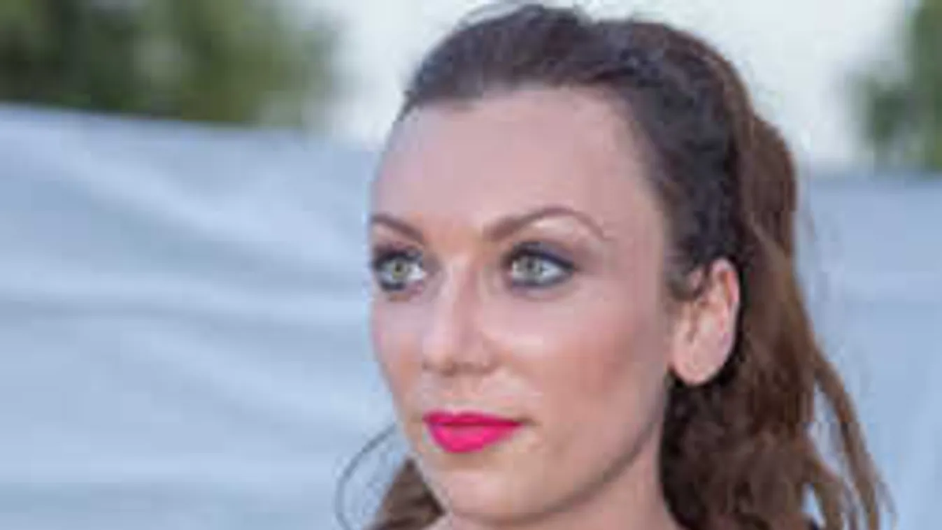 Elképesztő fotó: Átlátszó felsőben állt színpadra Rúzsa Magdi