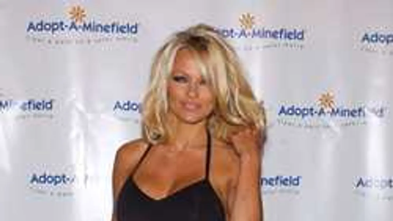 Teljesen összeomlott: így sír Pamela Anderson Hugh Hefner után - Videó
