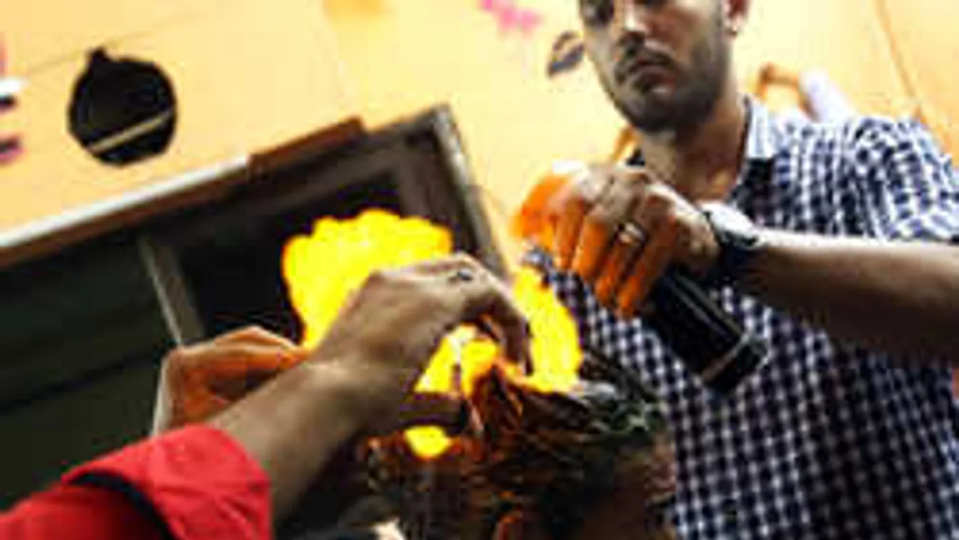 Lángszóróval vág hajat egy őrült fodrász