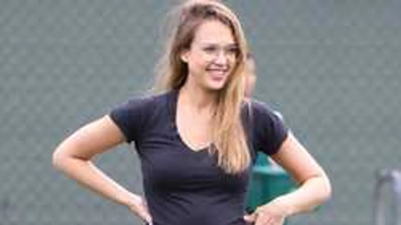 Sokak szerint veszélyes: Terhesen is edz a sztáranyuka