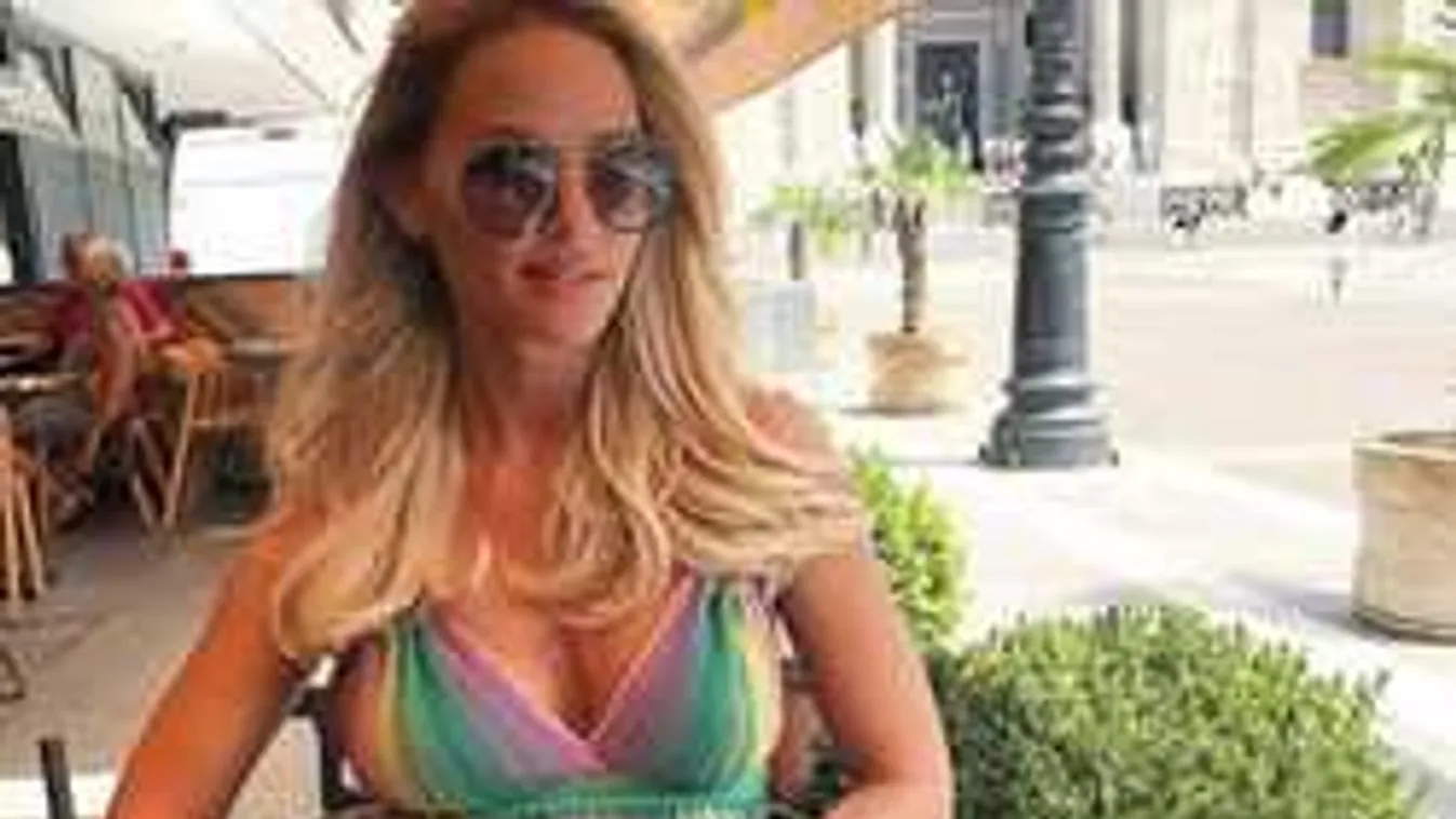 Nézd meg, milyen őrült szexi módon pózol Zimány Linda a Parlament előtt! - Fotó