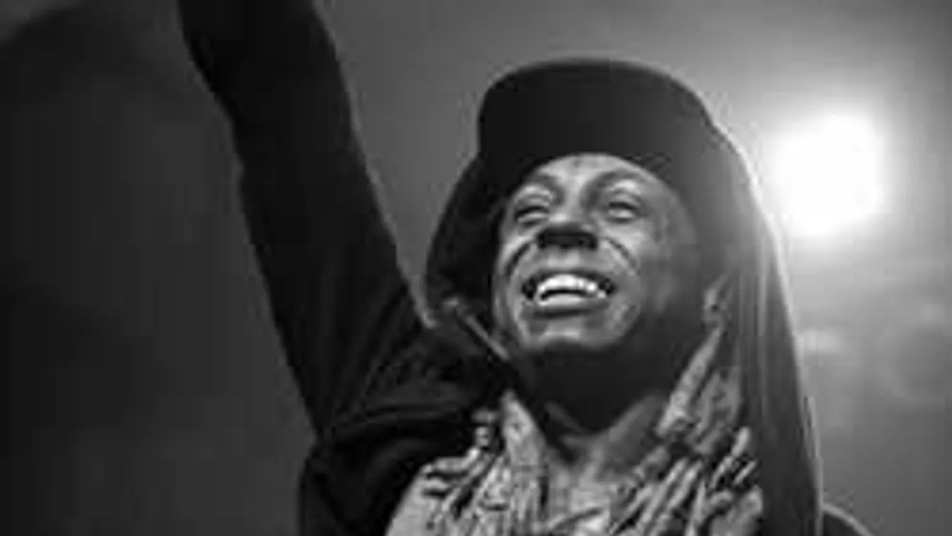 Most érkezett: eszméletlenül találták a népszerű énekest, rohamot kapott