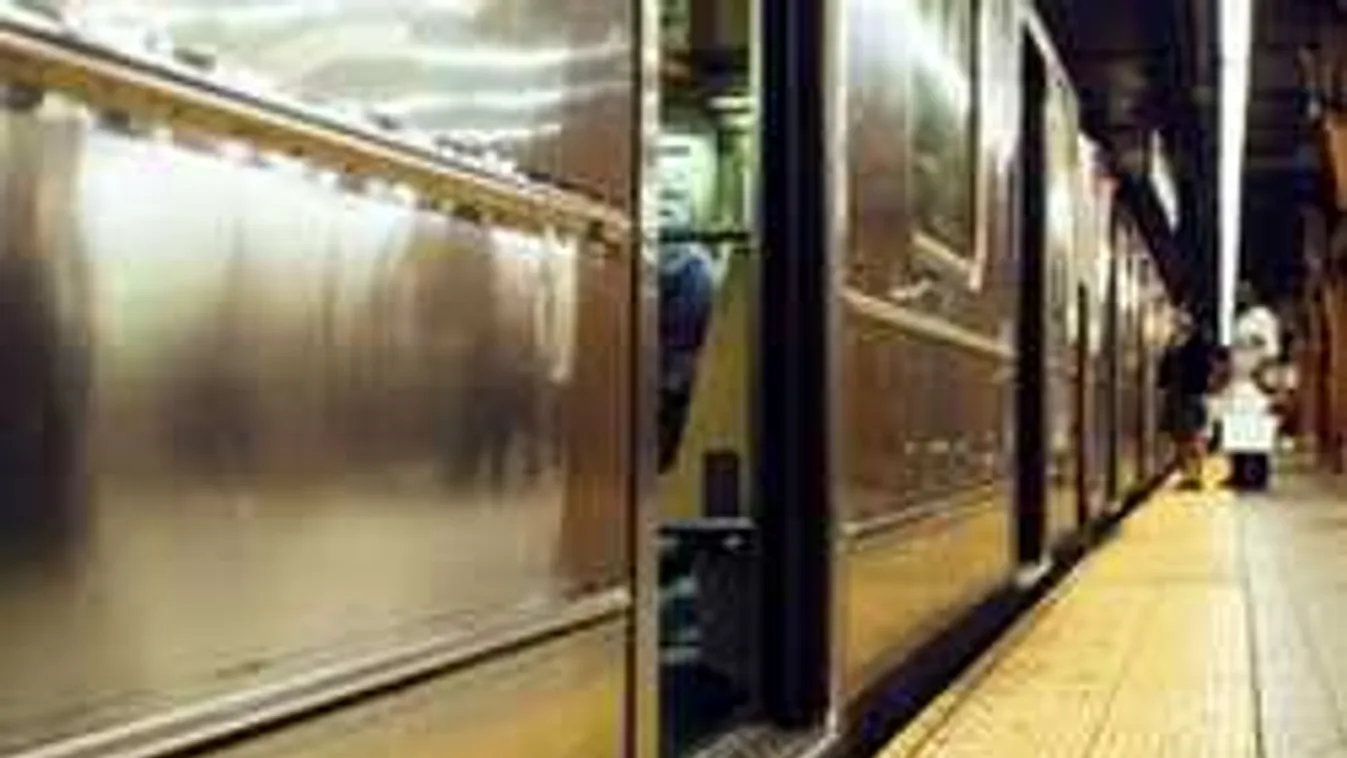 Kívülről tapadt rá a metrókocsira az elszánt potyautas