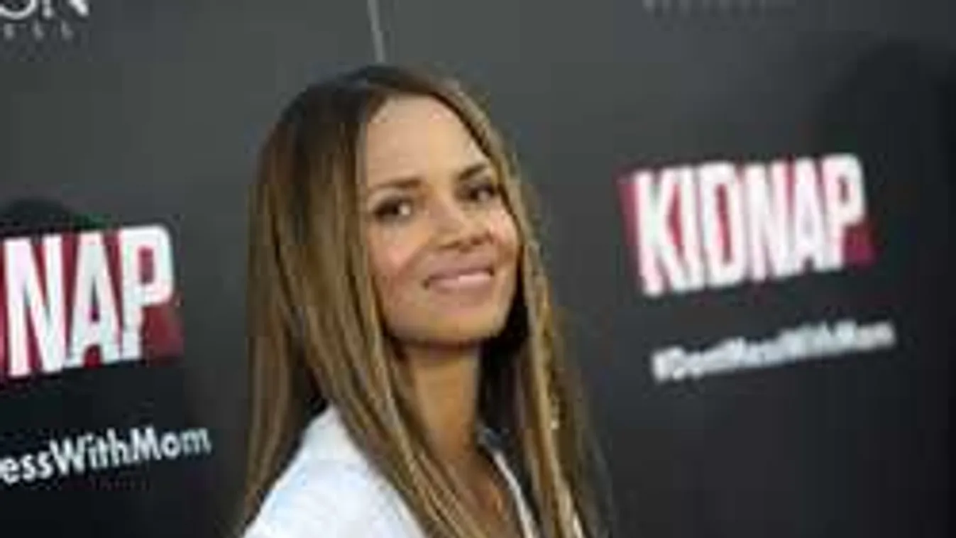 Nem titkolja tovább: jóval fiatalabb férfit szeret a sztáranyuka