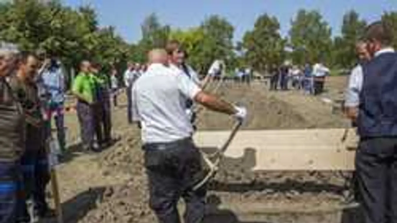 Bizarr fotósorozat a magyar sírásókról, egymással versenyeznek