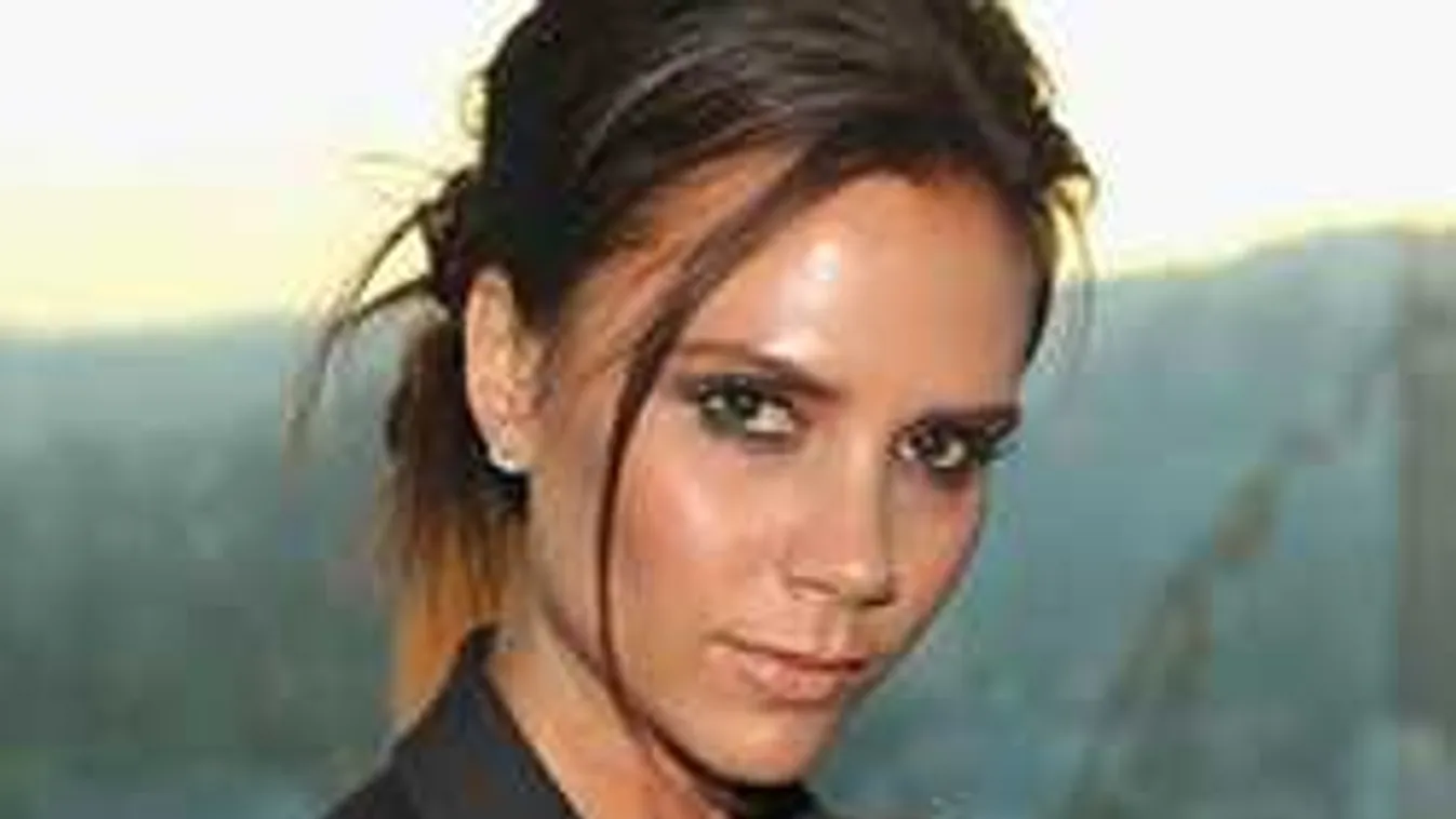 Kivetette a mellimplantátumait Victoria Beckham!