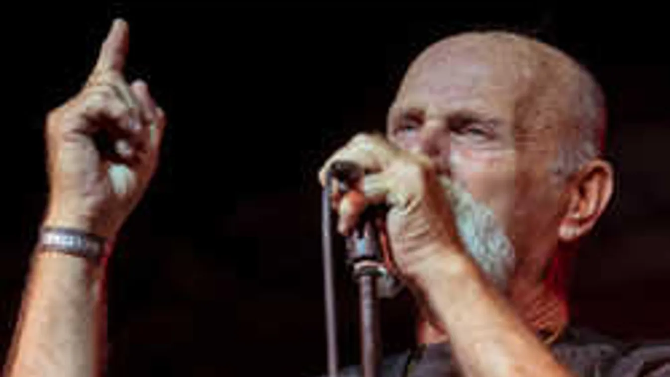 Ebből nagy baj lehet, orvosai tiltása ellenére is cigizik a sztár