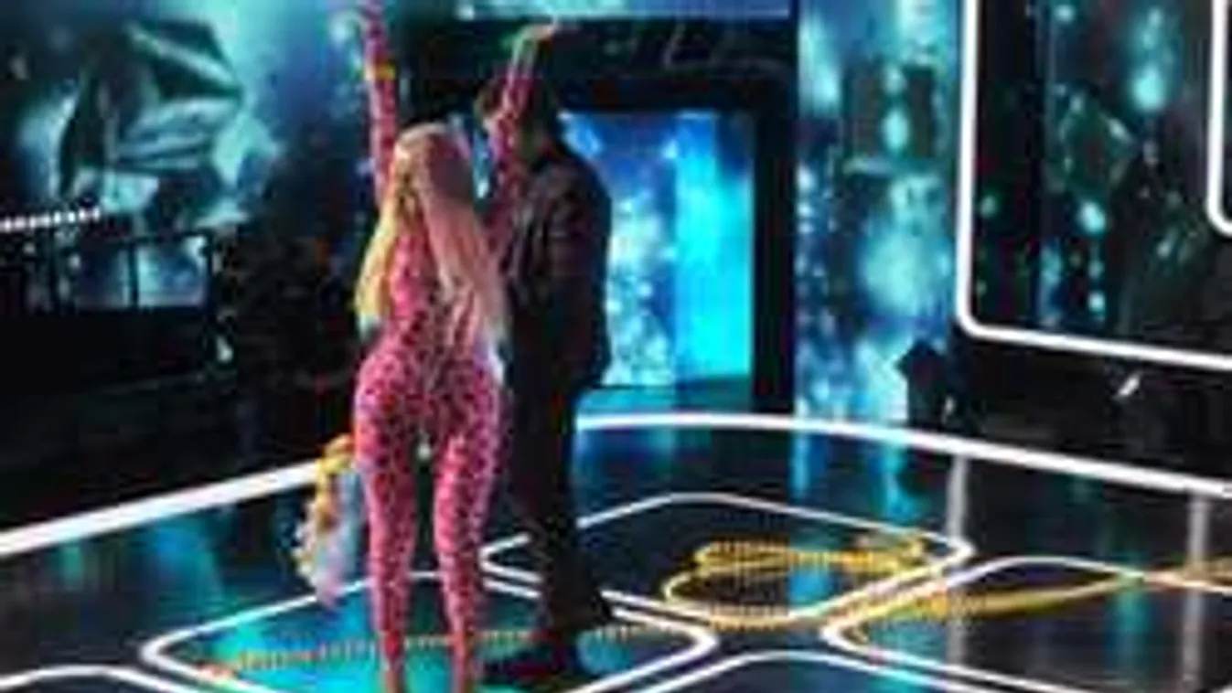 Széthúzta felsőjét a Sztárban Sztár énekesnője: minden látszott