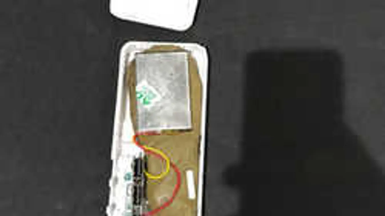 Mobilbomba az utasszállítón - százak voltak veszélyben