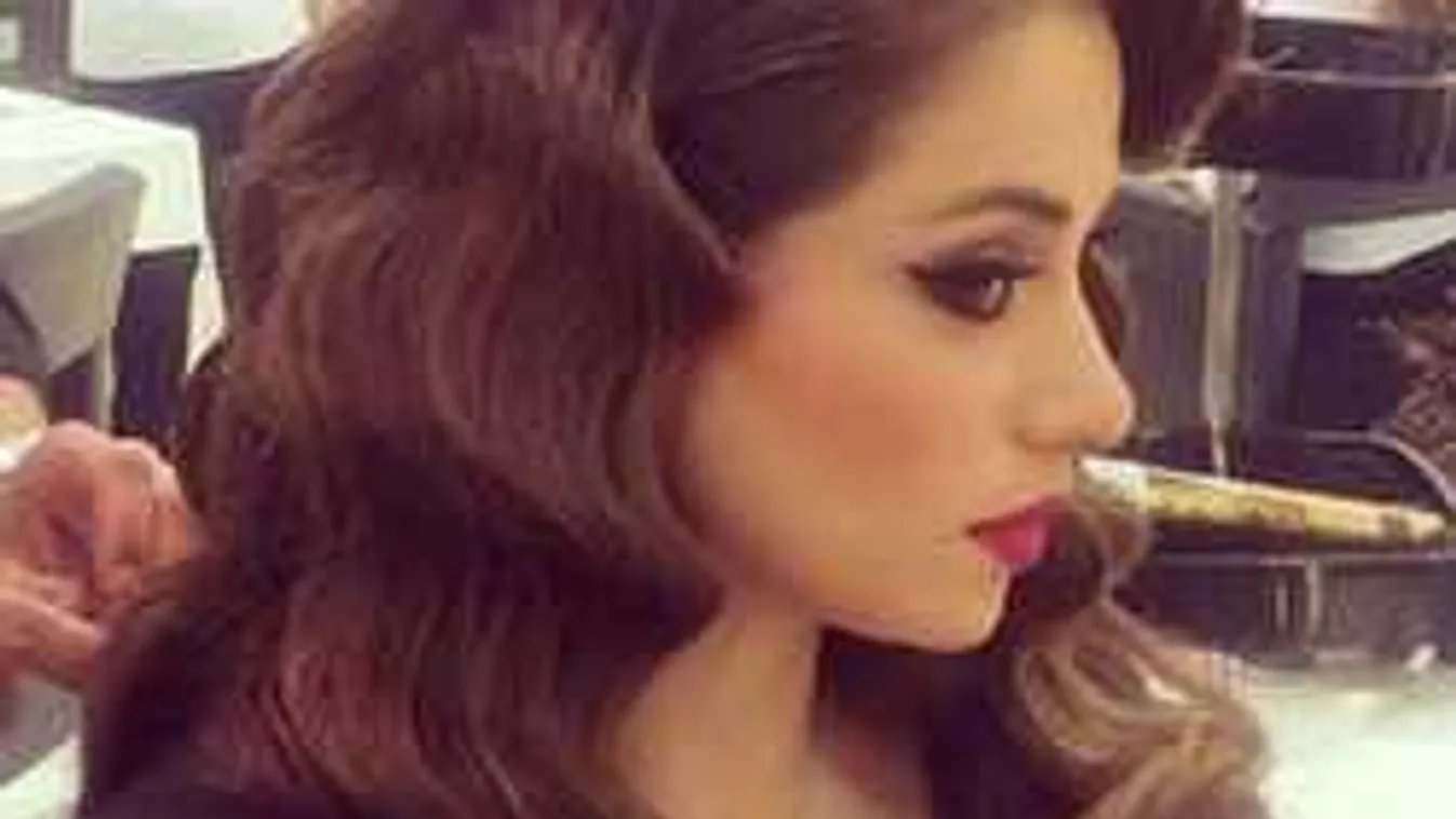 Hullámos hajzuhatag egy szál sütővassal, elakad a lélegzet